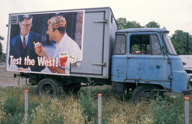 Ein alter Lastwagen mit einem Plakat für Zigarettenwerbung mit der Aufschrift Test the West!