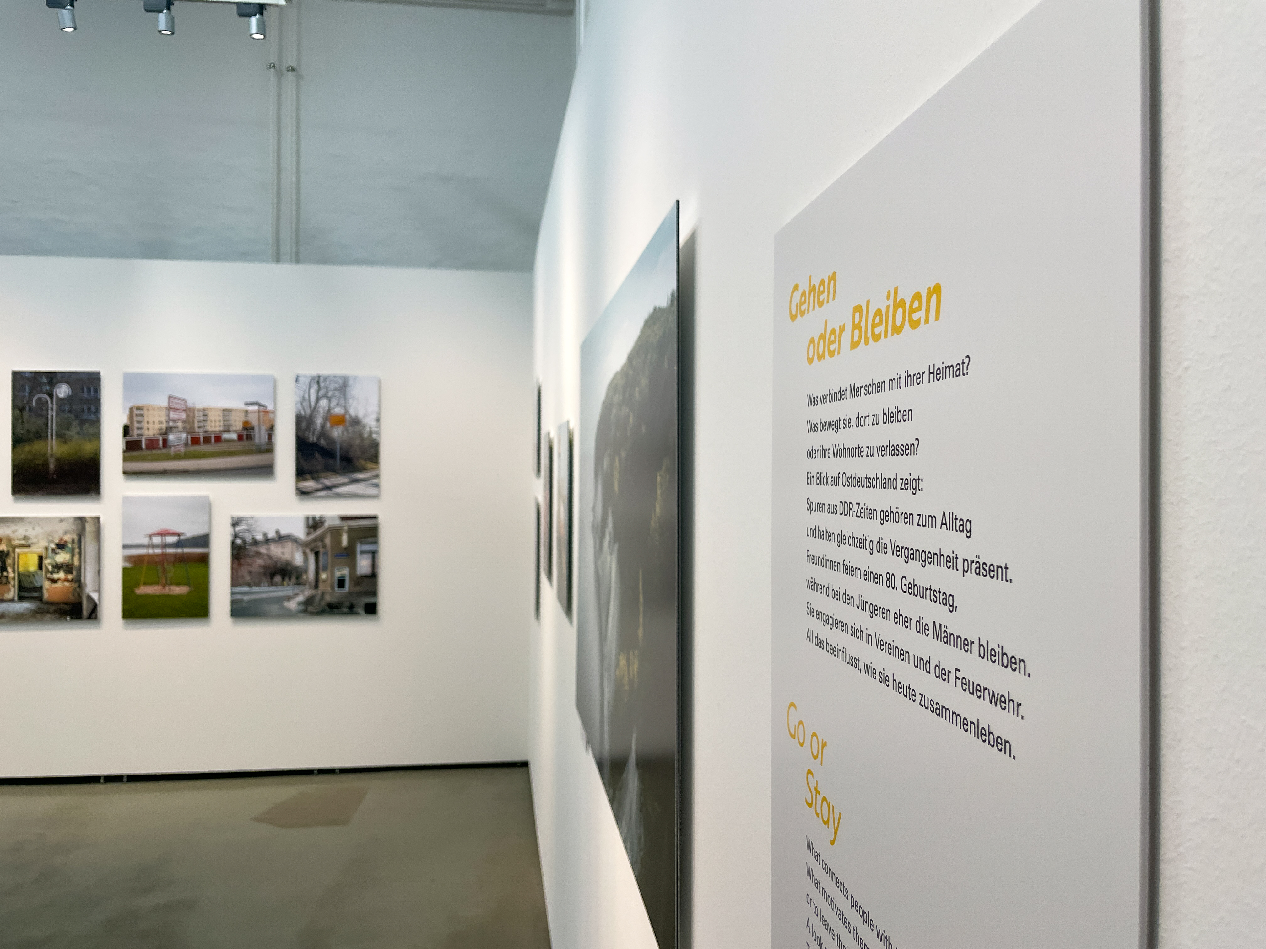 Ausstellungsansicht. Im Vordergrund eine Texttafel.