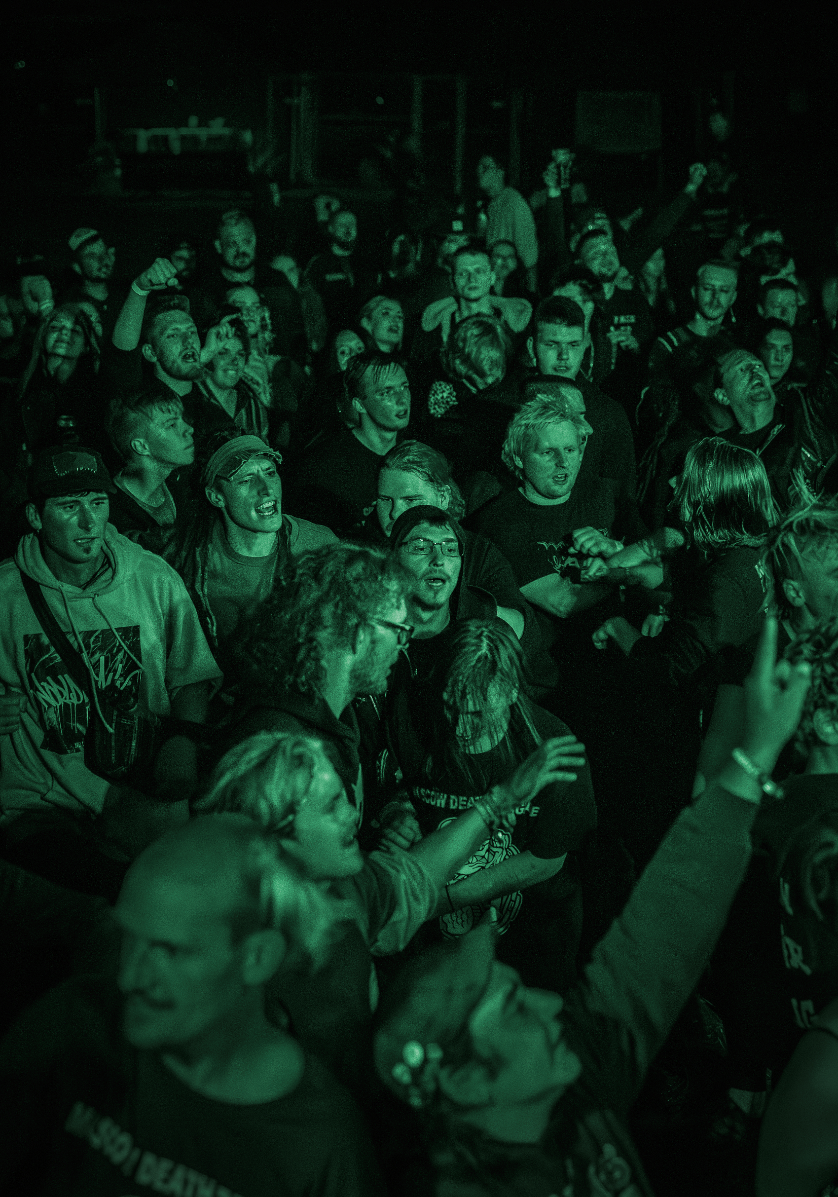 Publikum beim Störfaktor-Festival in grünem Licht