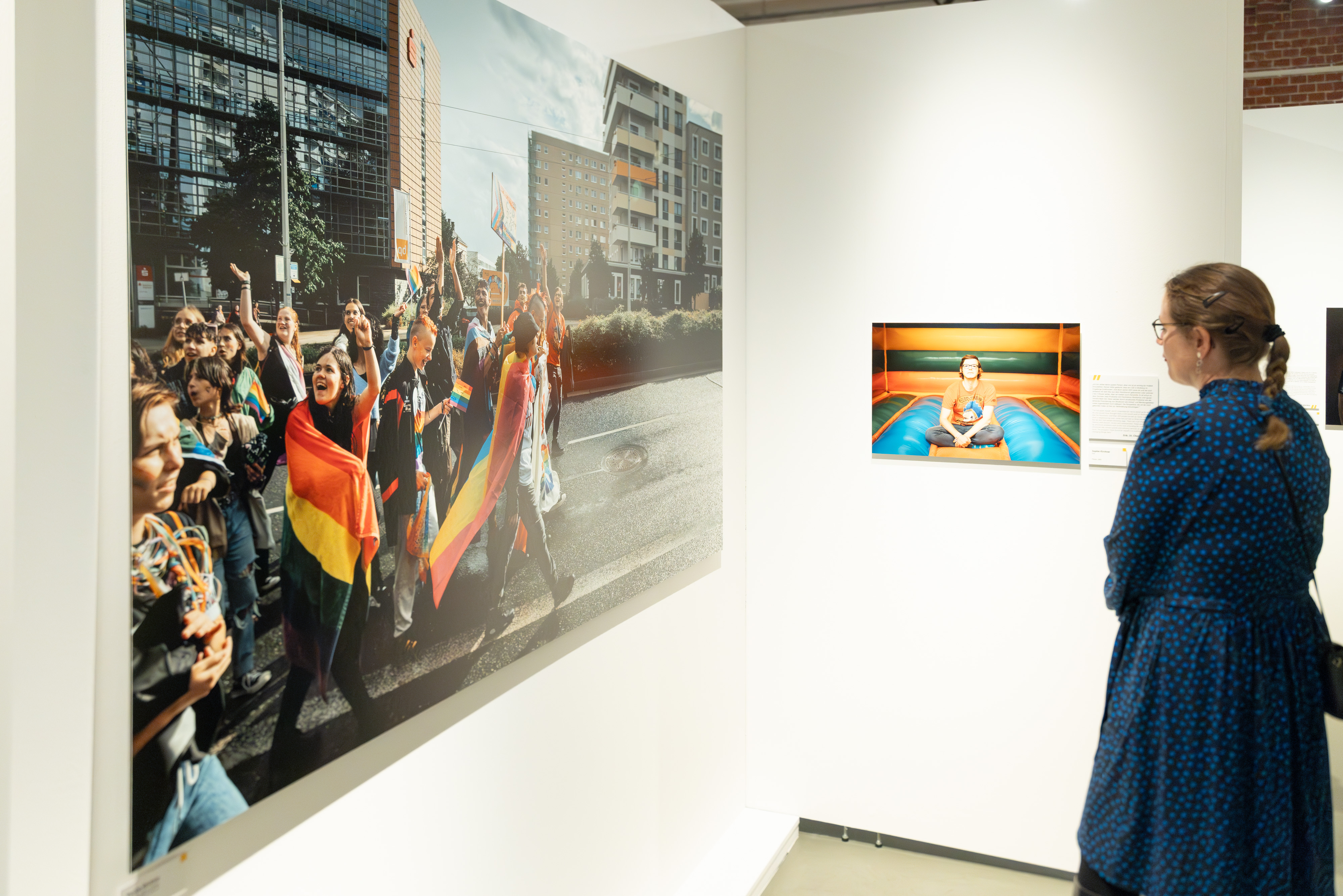 Frau in der Ausstellung