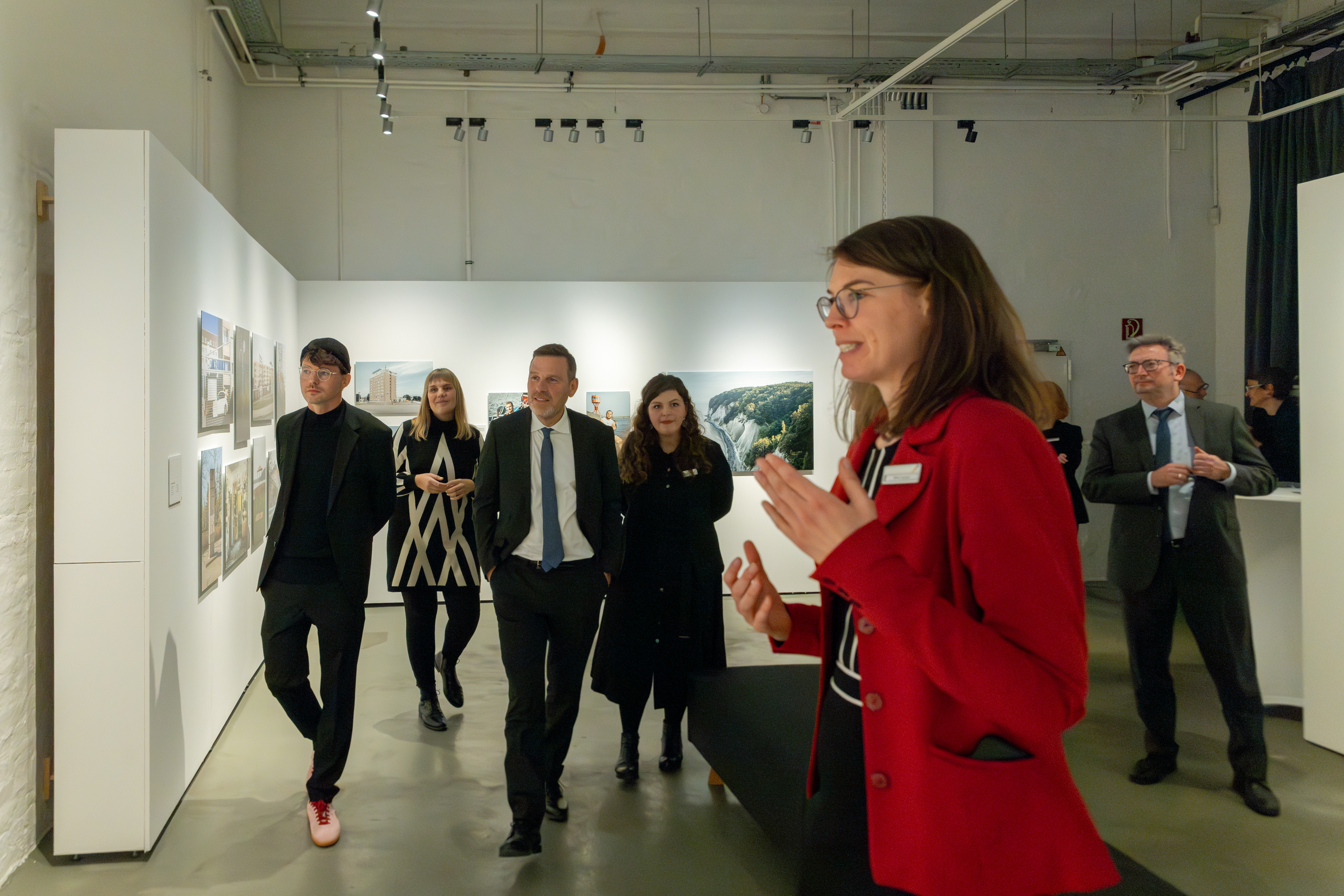 Birte Launert beim Rundgang durch die Ausstellung