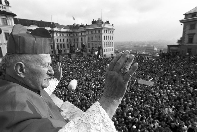 Kardinal Tomasek vor der Prager Burg, Harald Schmitt Kardinal Tomasek vor der Prager Burg, Harald Schmitt