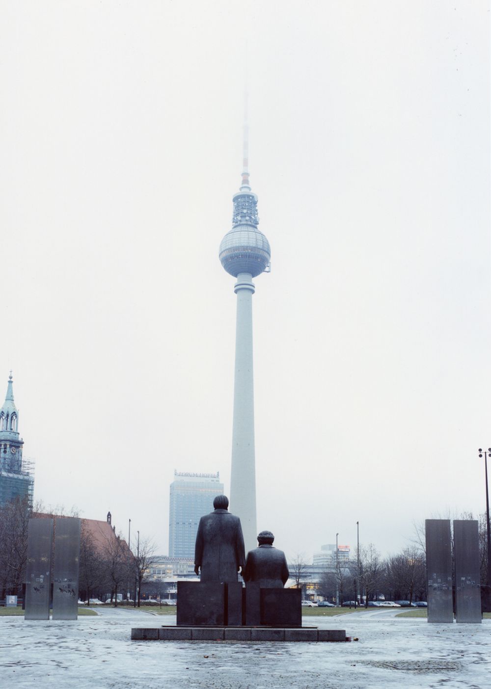 Fotografie 'Marx/Engels-Büsten auf dem Alexanderplatz'