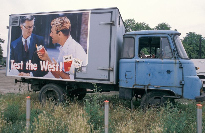  Das Autowrack eines Kleinlasters mit einer großflächigen Zigarettenwerbung mit dem Spruch Test the West.