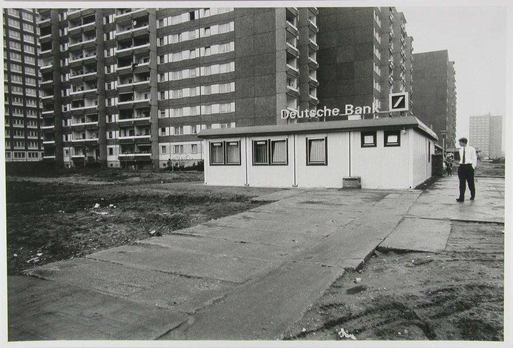 Fotografie 'Deutsche Bank-Filiale vor Plattenbau'