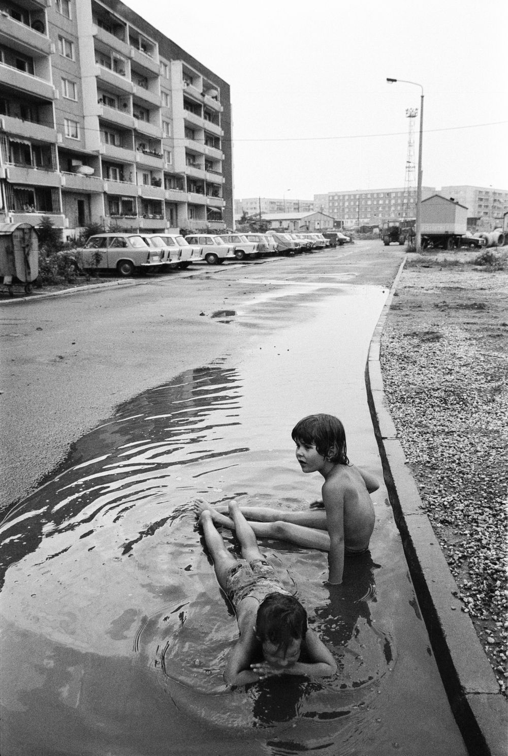 Fotografie 'Spielende Kinder in Pfütze'