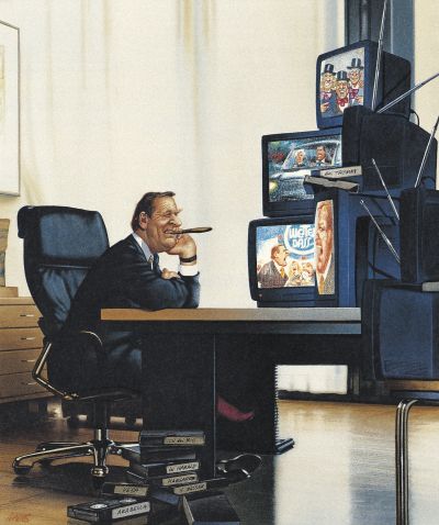 Gerhard Schröder sitzt mit Zigarre im Mund an einem Schreibtisch und blickt auf mehrere Fernsehmonitore. Auf den vier davon ist er zu sehen, zu seinen Füßen liegt ein Stapel Videokassetten.