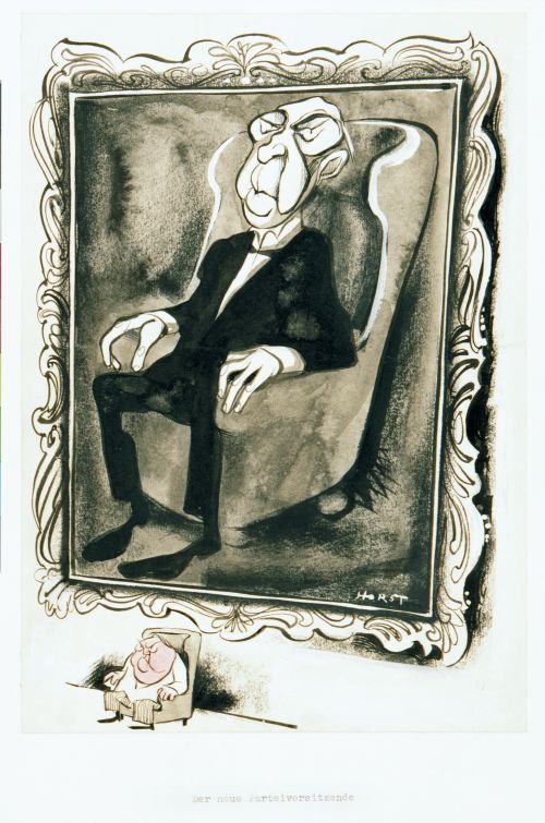 Auf einem großen, gerahmten Gemälde sitzt Konrad Adenauer in einem Ohrensessel. Unter dem Gemälde sitzt ein kleiner Ludwig Erhard auf einem kleinen Sessel.