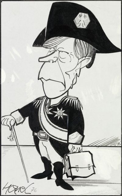 Helmut Schmidt in Napoleon-Montar mit Aktentasche in der Hand und Bundesadler-Anstecker am Hut.