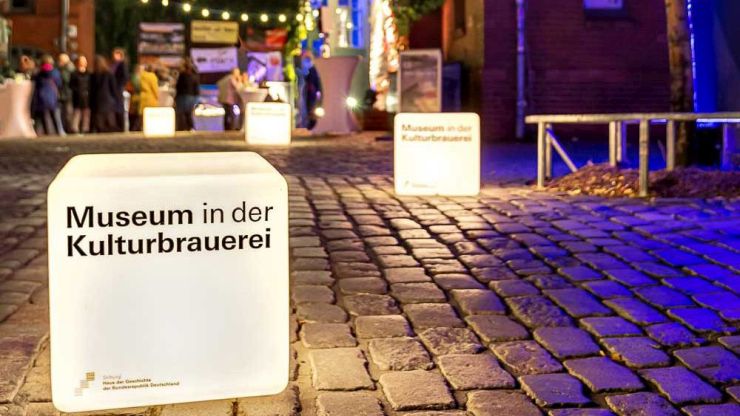 Beleuchteter Innenhof der Kulturbrauerei am Abend