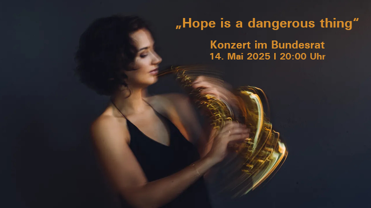 Saxofonistin in Abendkleid