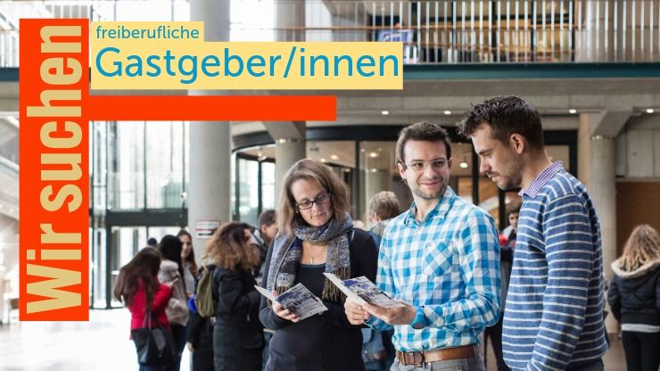 drei Personen im Gespräch im Museumsfoyer
