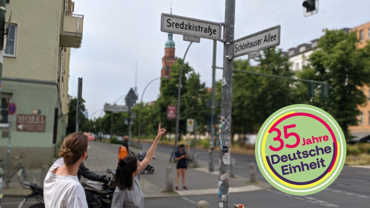Foto von Straßenkreuzung im Prenzlauer Berg und Logo zu 35 Jahre Einheit