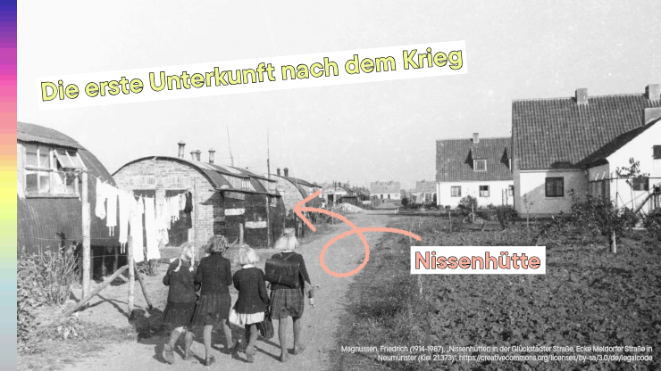 Historisches Foto mit vier Kindern auf Weg, links Nissenhüttensiedlung, rechts Einfamilienhäuser