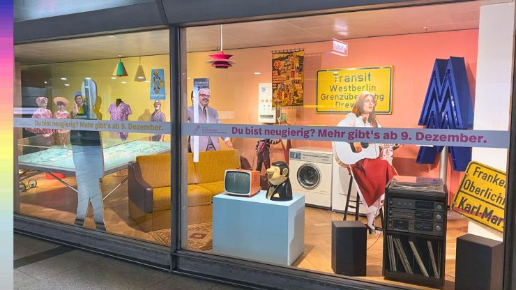 Ausstellungsschaufenster in der U-Bahn-Station am Haus der Geschichte; bestückt mit Objekten aus der Zeitgeschichte