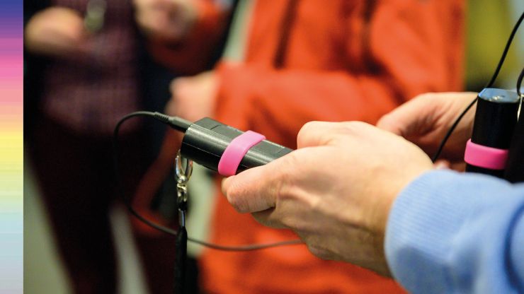 Foto einer Hand mit Audioguide