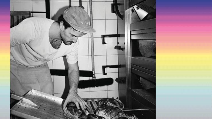 Bäcker schiebt Brot in einen großen Ofen