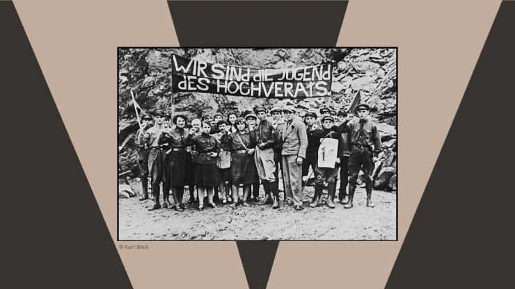 Historisches schwarz-weiß Foto einer Gruppe junger Menschen mit Banner „Wir sind die Jugend des Hochverrats“