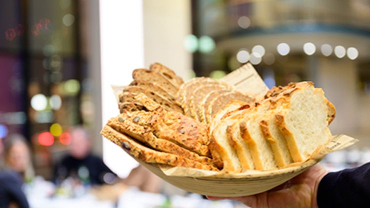 Brotkorb mit verschiedenen Brotsorten im Foyer des Haus der Geschichte