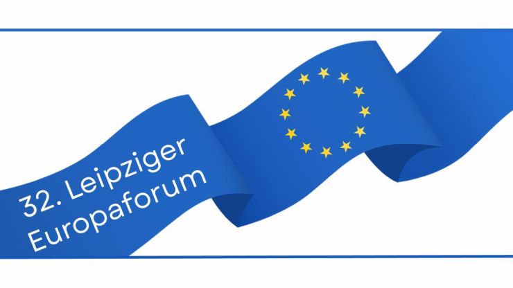 Europäische Flagge als blaues Band mit weißer Schrift „32. Leipziger Europaforum“