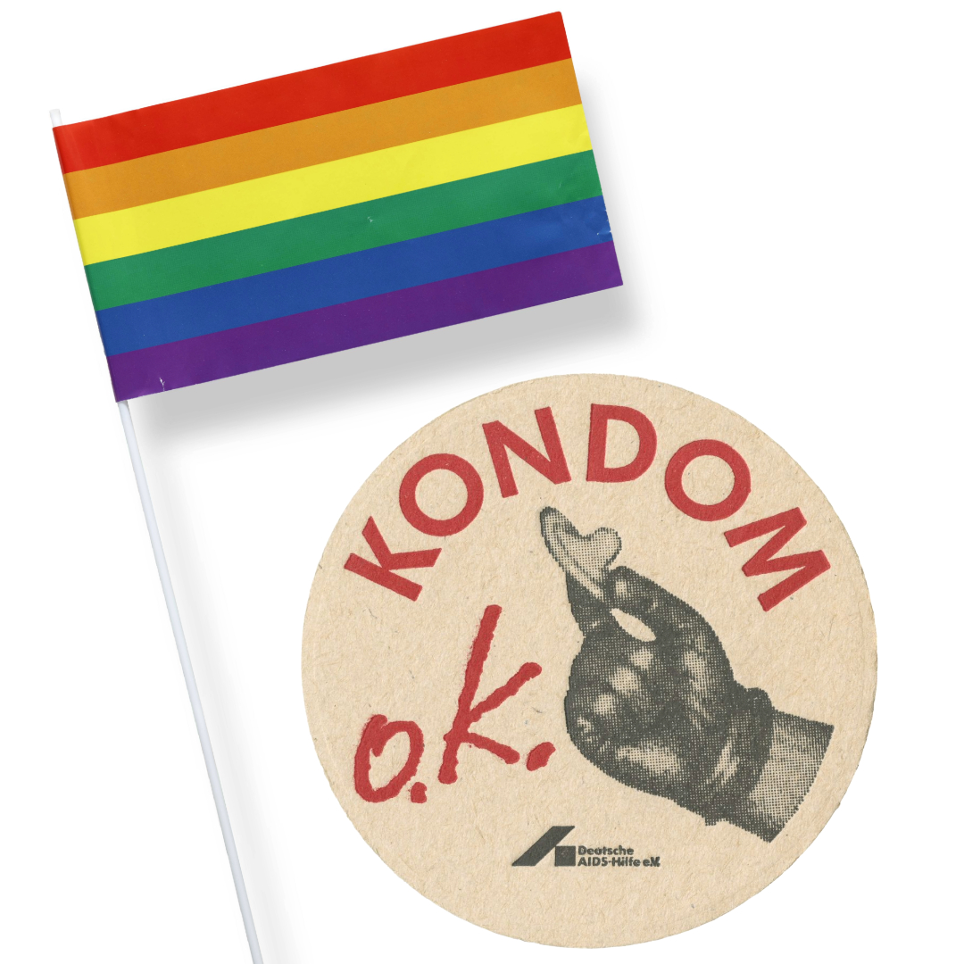Zusammenstellung von Fotos von einem Regenbogen-Fähnchen und einem Bierdeckel der Deutschen Aidshilfe mit der Aufschrift "Kondom o.k."