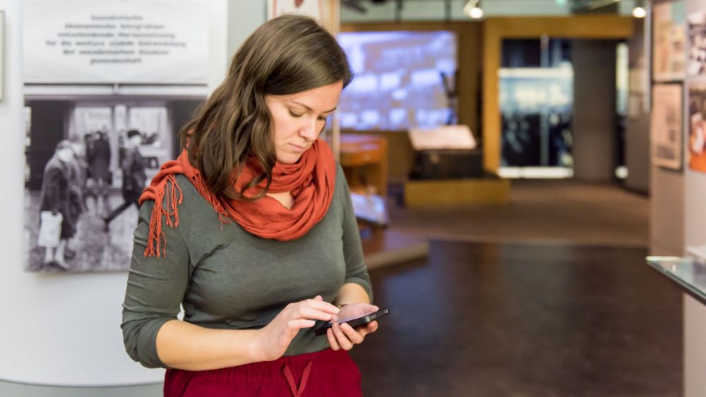 Frau mit Smartphone