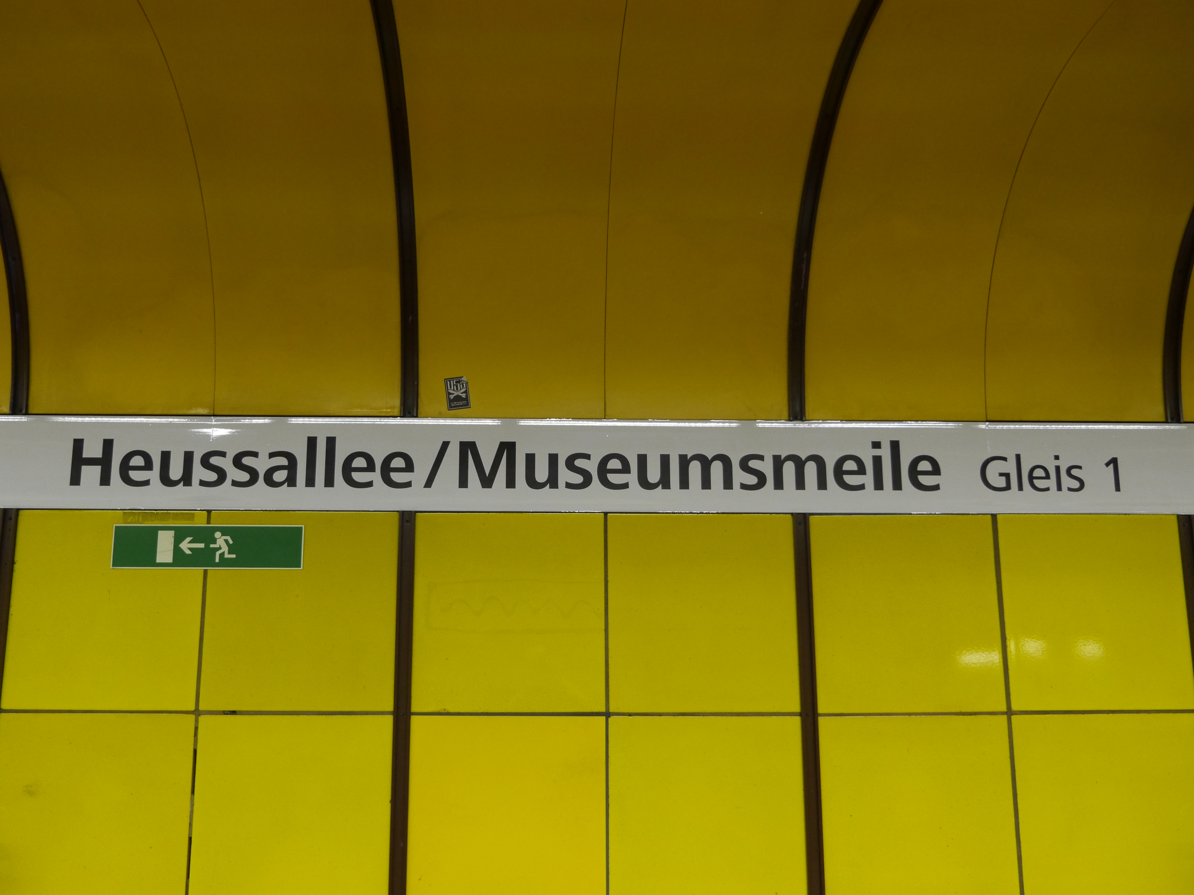 U-Bahn Halte-Stelle Heuss-Allee/Museums-Meile