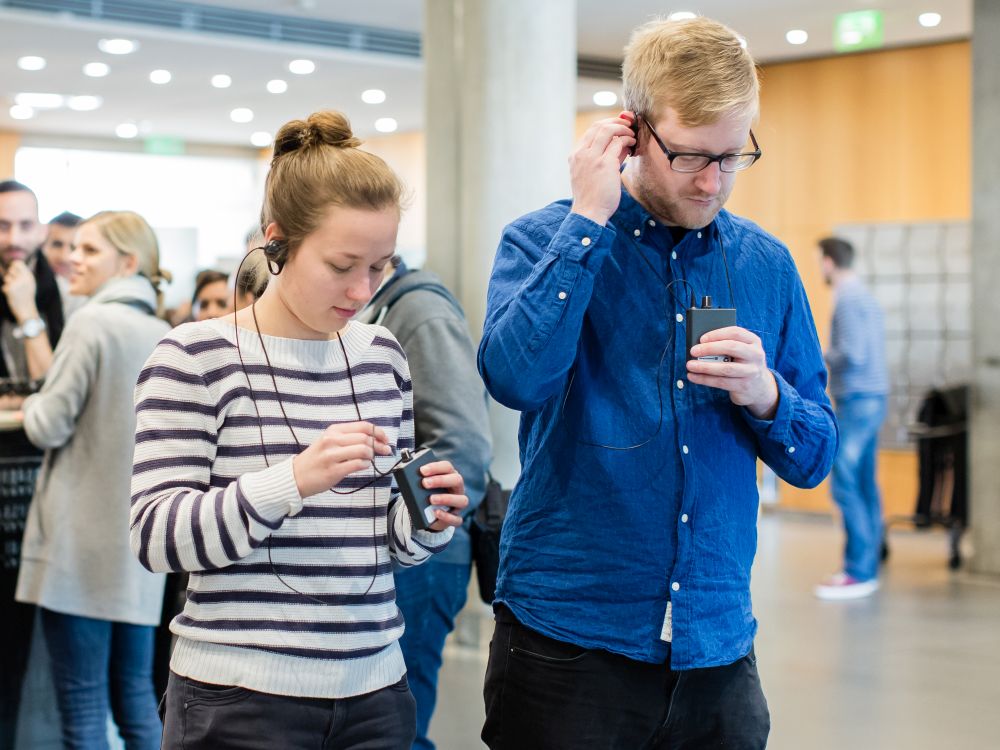 Zwei junge Personen bei einer Hör-Führung