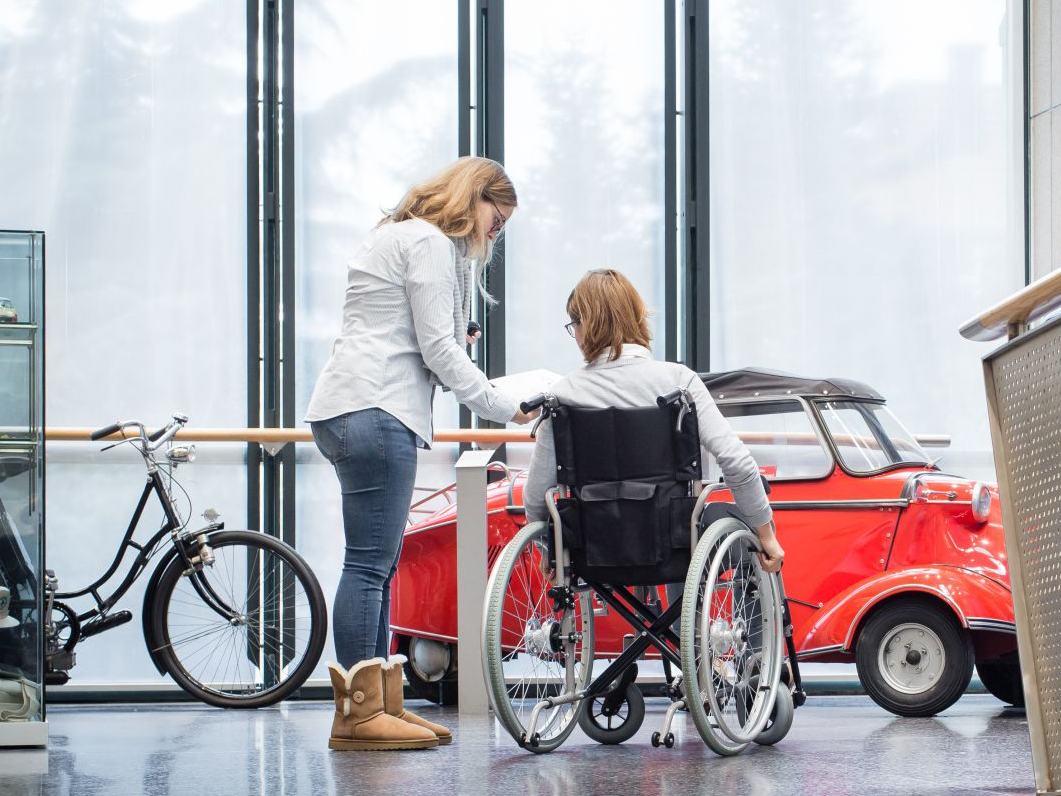 Rollstuhl-Fahrer in der Dauer-Ausstellung Haus der Geschichte Bonn