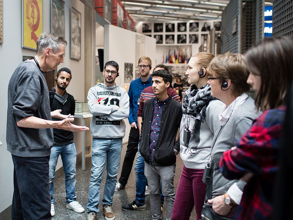 Menschengruppe und Begleiter in der Dauer-Ausstellung Haus der Geschichte Bonn