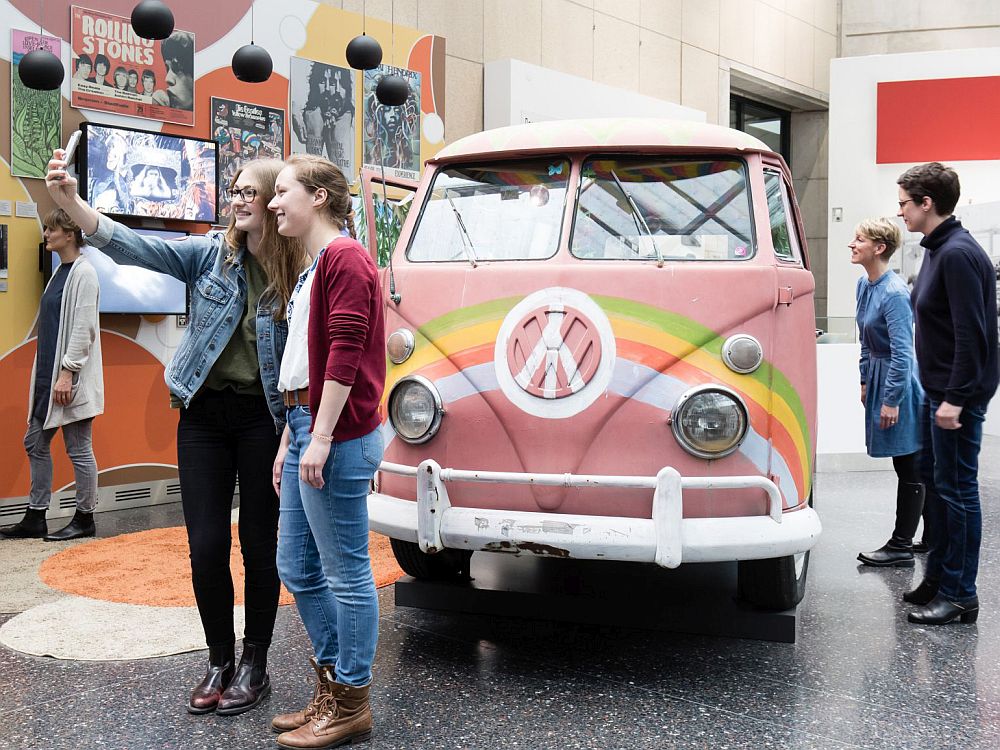 Junge Menschen fotografieren sich vor dem Bulli von Volks-Wagen im Haus der Geschichte Bonn