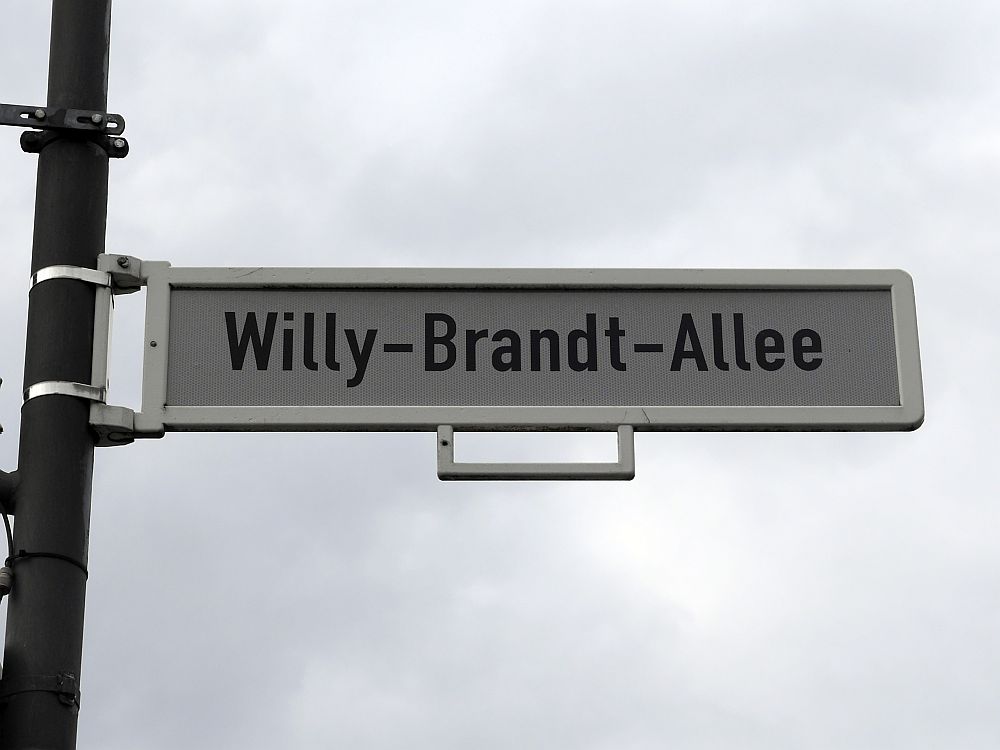 Straßen-Schild Willy-Brandt-Allee