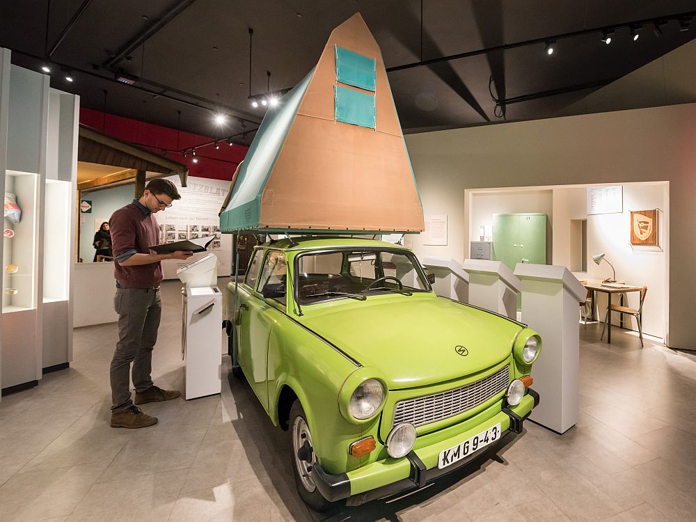 Trabi und Dach-Zelt in der Dauer-Ausstellung Museum in der Kultur-Brauerei Berlin