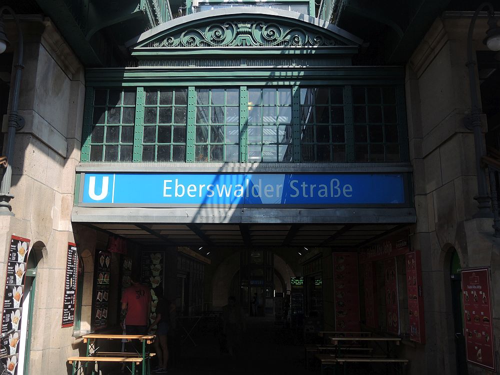 Schild U-Bahn Halte-Stelle Eberswalder Straße beim Museum in der Kultur-Brauerei Berlin