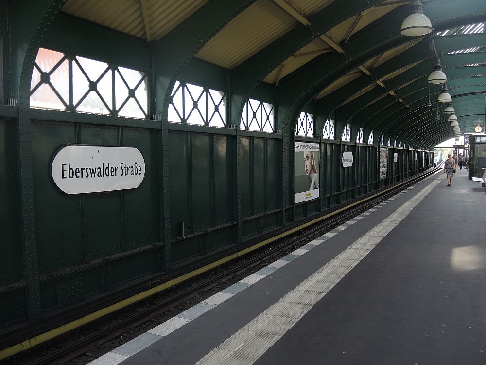 Schild U-Bahn Halte-Stelle Eberswalder Straße beim Museum in der Kultur-Brauerei Berlin