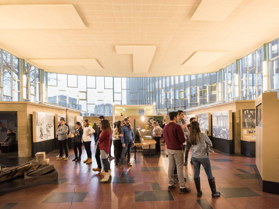 Innen-Ansicht und Ausstellung im Tränen-Palast Berlin