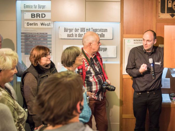 Gruppe bei einer Führung im Tränen-Palast Berlin