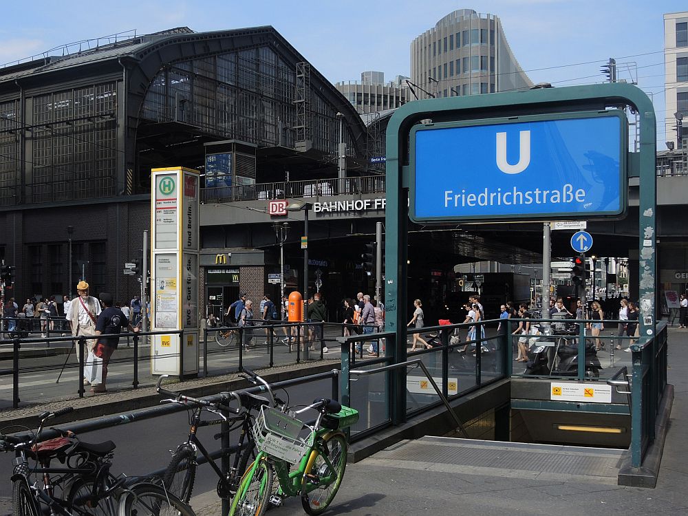 U-Bahn Halte-Stelle Friedrichstraße Berlin