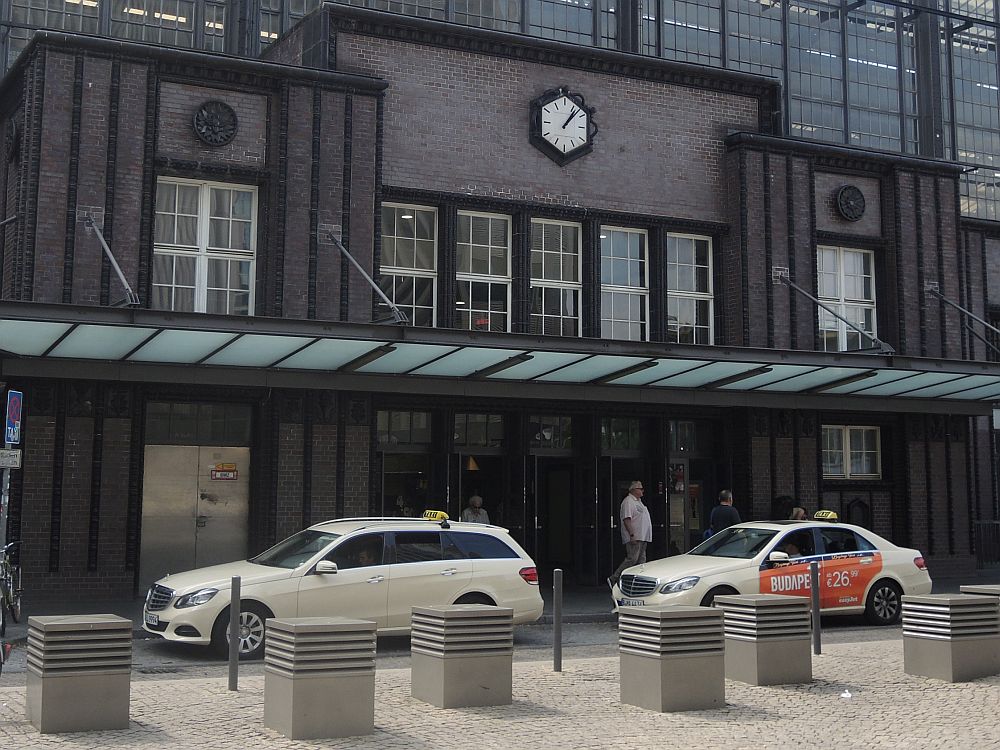 Taxi-Stand vor der U-Bahn Halte-Stelle Friedrichstraße Berlin