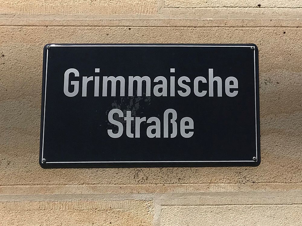 Straßen-Schild Grimmaische Straße am Zeitgeschichtlichen Forum Leipzig