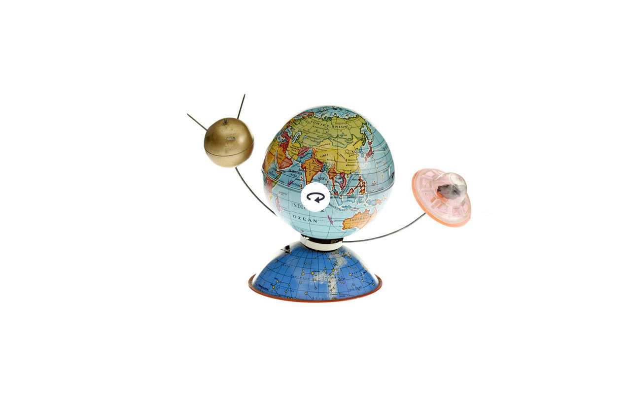 Bedruckter Globus mit Sputnik und Raumkapsel als Spielzeug