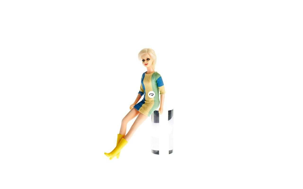 Twiggy-Puppe mit beweglichen Armen und Beinen und blonden Haaren.
