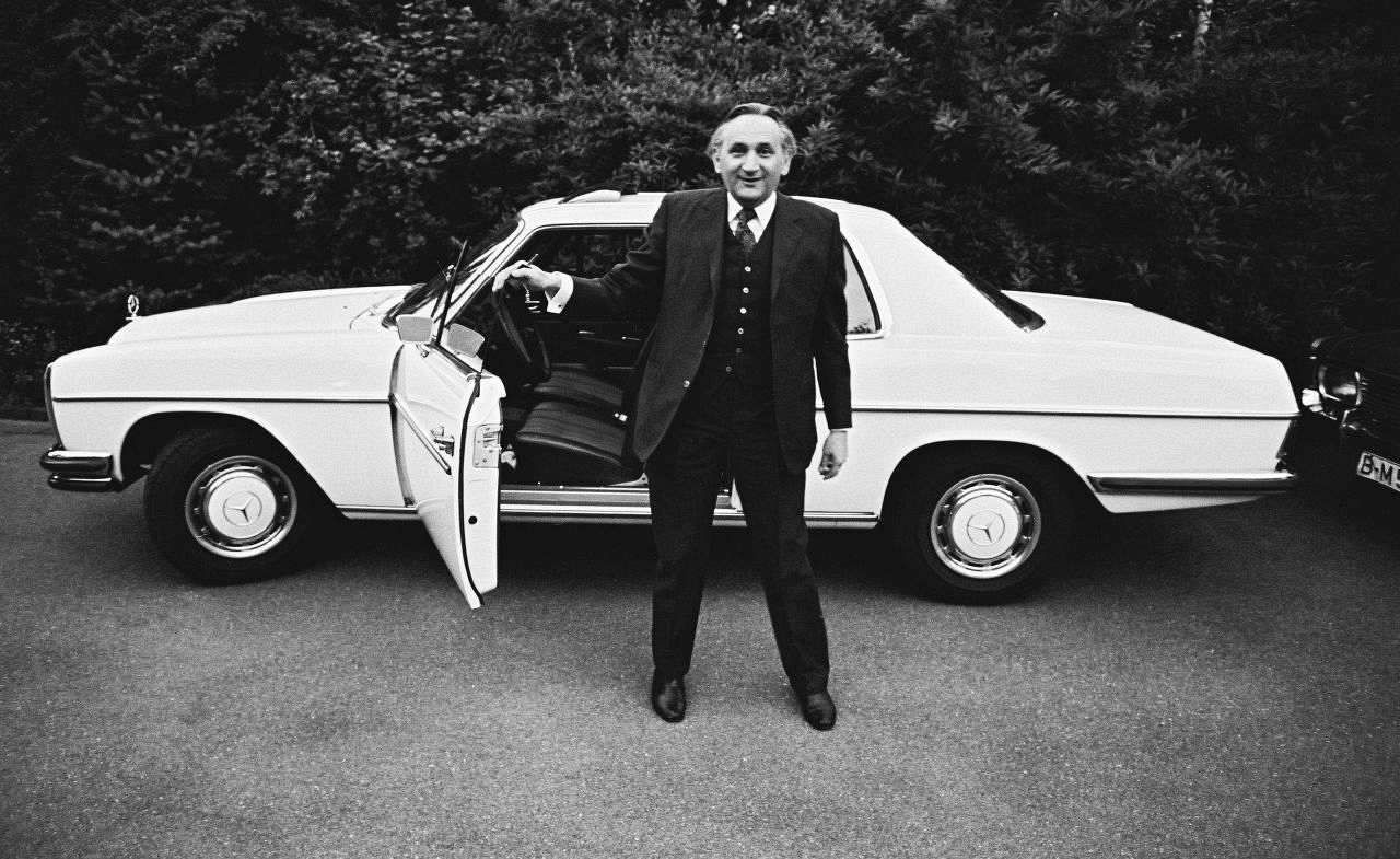 Egon Bahr, vor seinem Privatwagen auf dem Venusberg, Bonn, 1974.