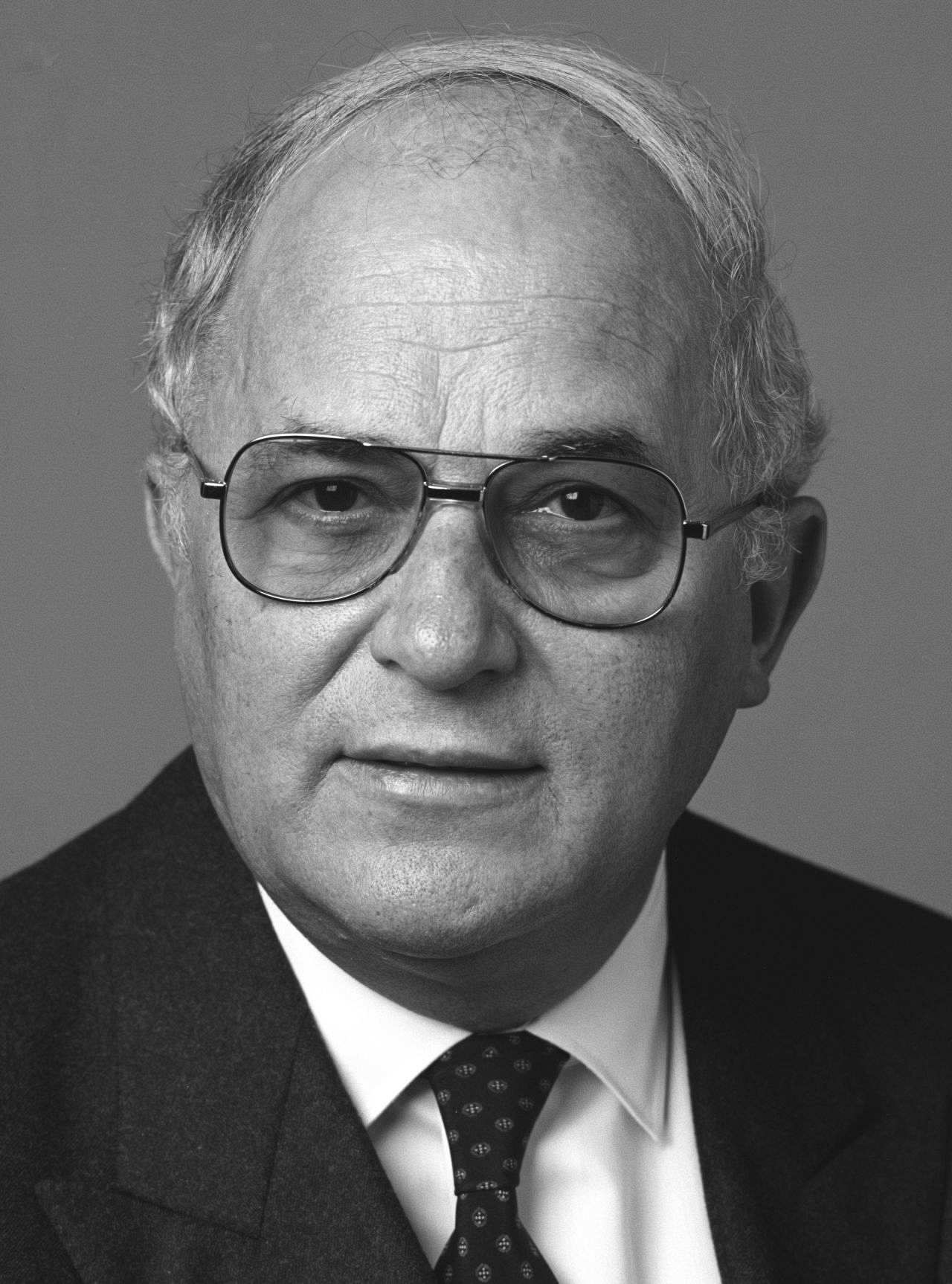 Porträtfoto Rainer Barzel, Bundesminister für innerdeutsche Beziehungen (1982-1983), Bundestagspräsident (1983-1984) von 1983.