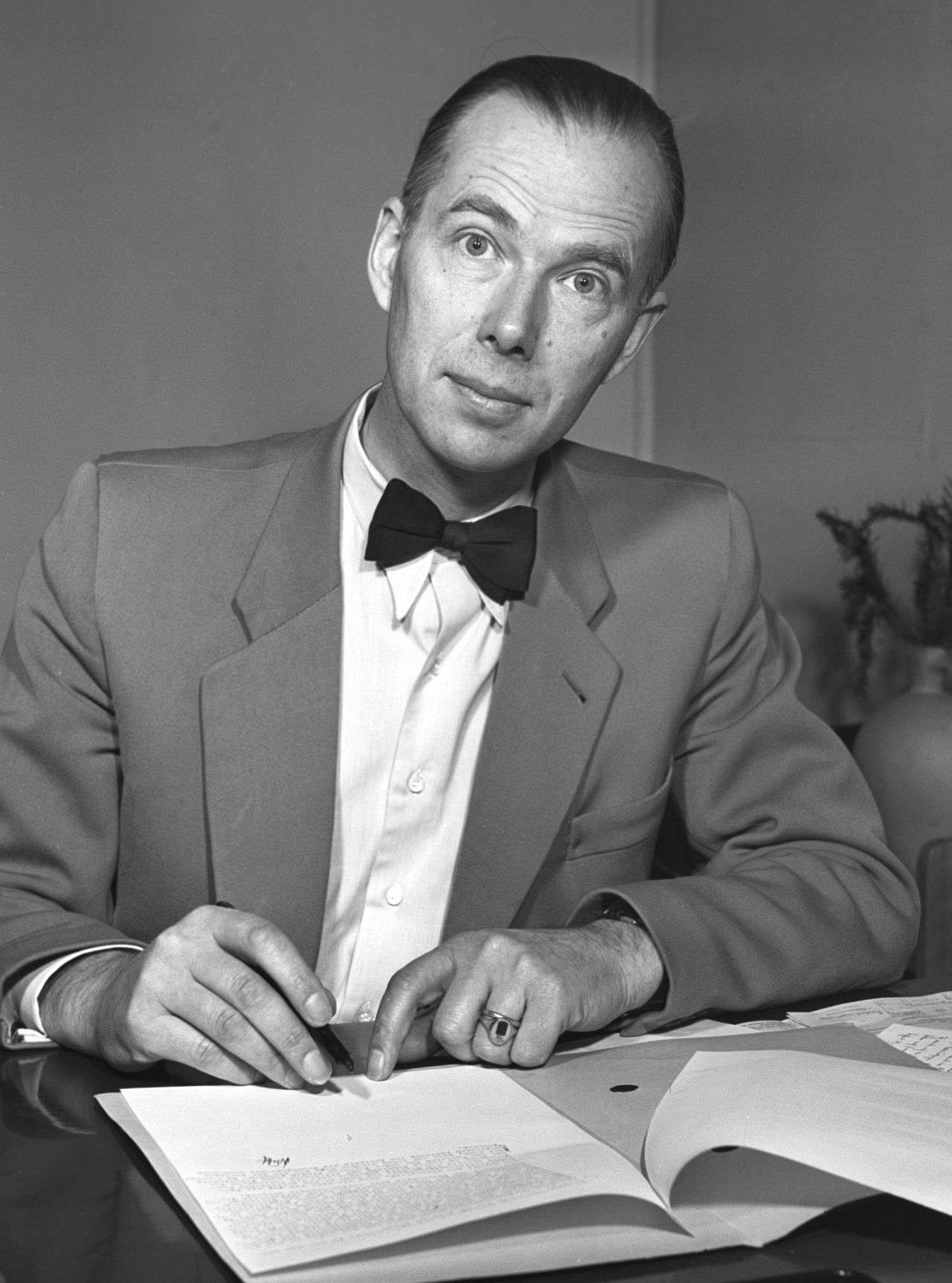 Porträtfoto des Generals, Politikers und Friedensforschers Wolf Graf Baudissin, 1954.