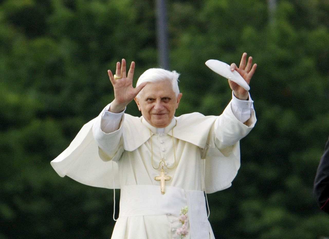 Papst Benedikt XVI. auf einer Schiffsfahrt auf dem Rhein anlässlich des Weltjugendtages 2005 in Köln.