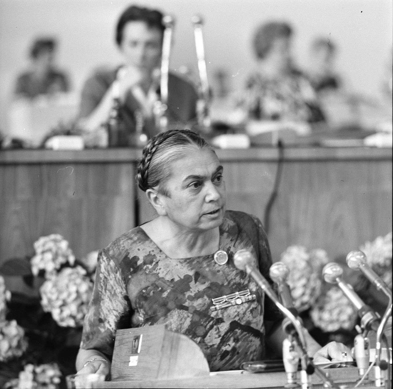 Frauenkongress der DDR 1964, Dynamo-Sporthalle Berlin. Hilde Benjamin, Ministerin für Justiz der DDR, hält eine Rede.