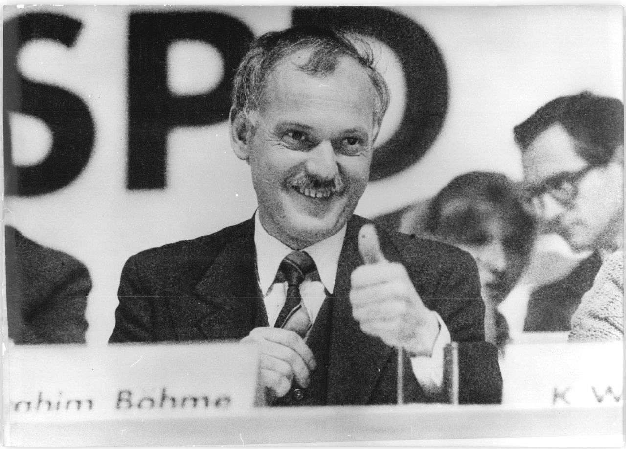 Fotografie von Manfred Ibrahim Böhme, Geschäftsführer der DDR-SPD. Hier ist er auf dem ersten ordentlichen Parteitag in der Agrarhalle in Leipzig am 22. Februar 1990 zu sehen.