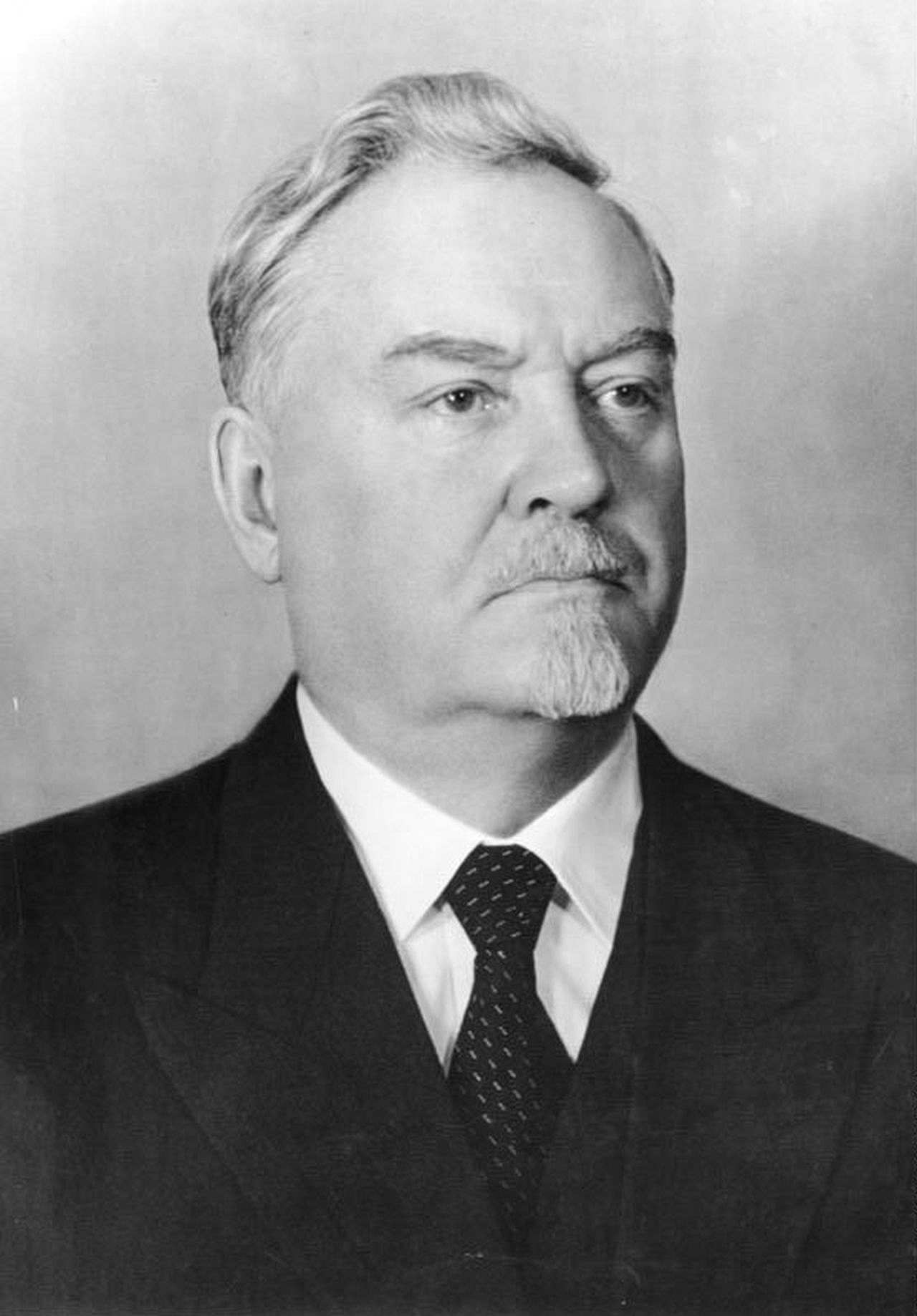 Porträtfoto des sowjetischen Politikers Nikolai Bulganin, April 1955.