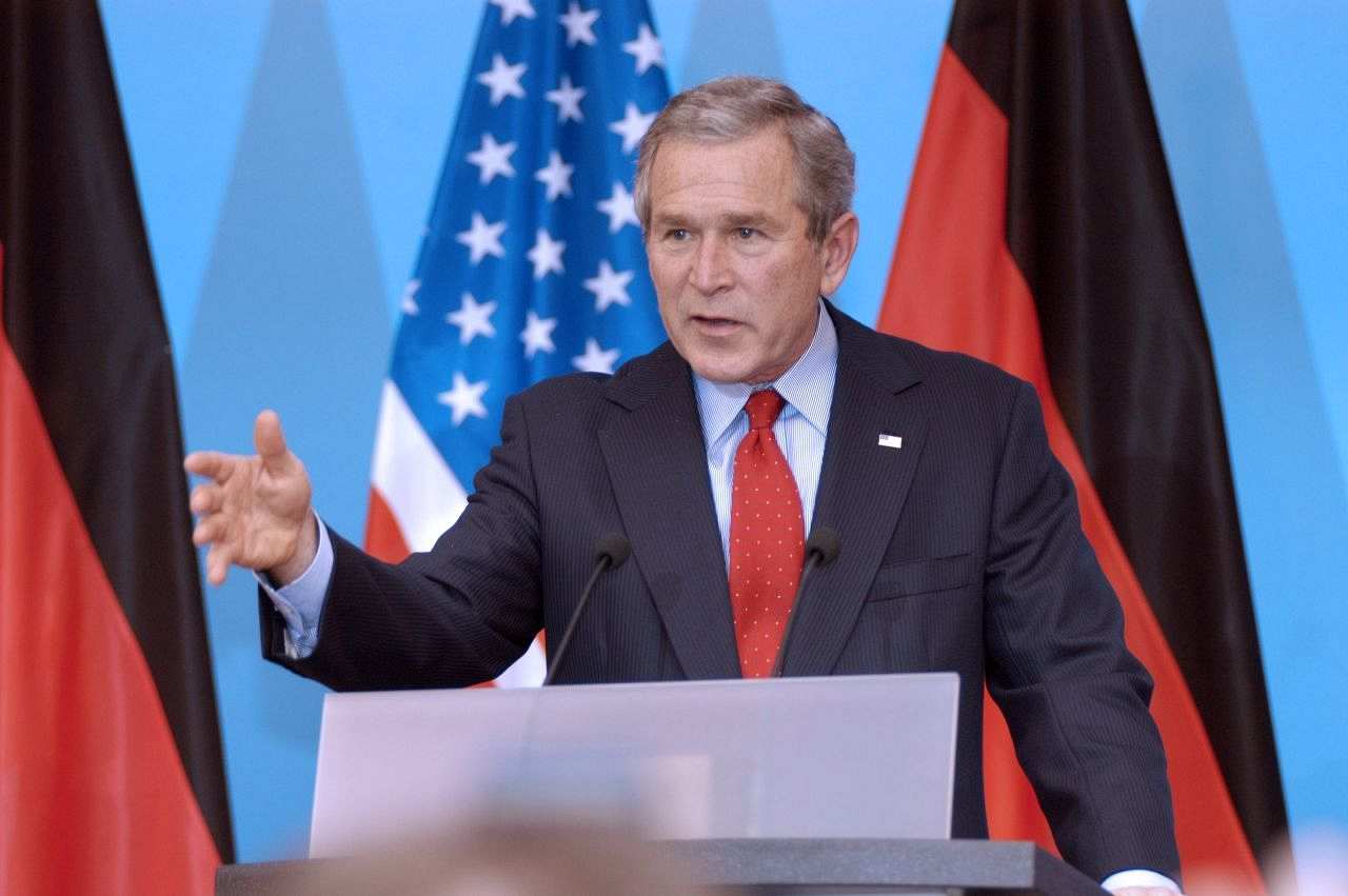 George W. Bush, Präsident der USA, während der Pressekonferenz im Forstersaal des Kurfürstlichen Schlosses Mainz.